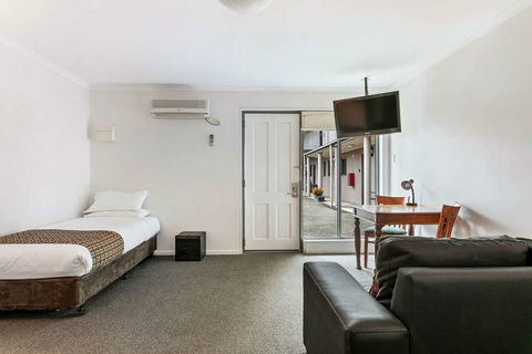 Quality Inn & Suites Menzies - Palm Beach Accommodation 14