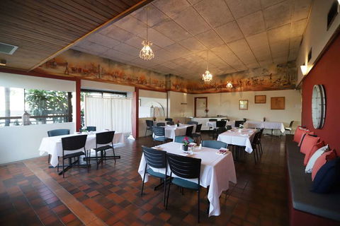 Emerald Central Hotel - Palm Beach Accommodation 2