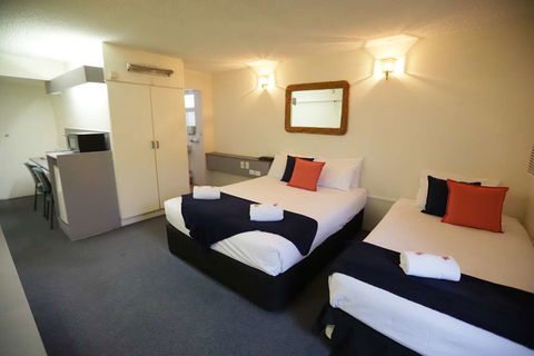 Emerald Central Hotel - Palm Beach Accommodation 5