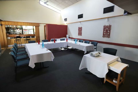 Emerald Central Hotel - Palm Beach Accommodation 8