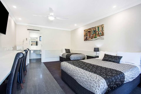Comfort Inn May Park - Palm Beach Accommodation 0