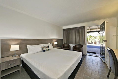 Smart Motels Bert Hinkler - Palm Beach Accommodation 1