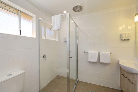 Smart Motels Bert Hinkler - Palm Beach Accommodation 2