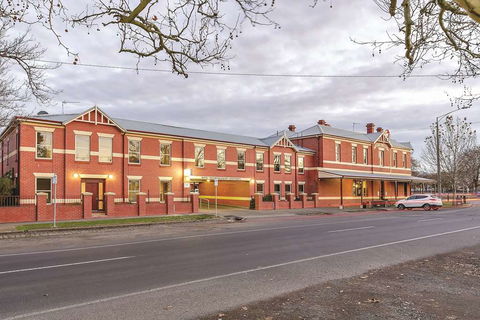 Lake Inn Ballarat - Palm Beach Accommodation 1