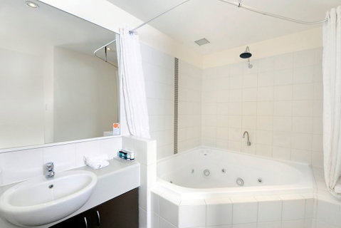 Assured Ascot Quays Apartment Hotel - Palm Beach Accommodation 7