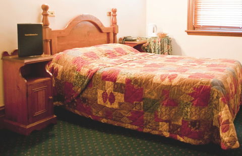 O'Malleys Hotel - Palm Beach Accommodation 1