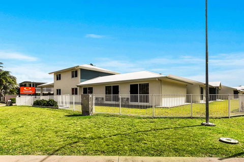Econo Lodge Beachside - Palm Beach Accommodation 0