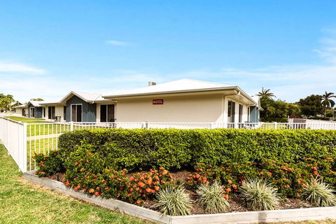Econo Lodge Beachside - Palm Beach Accommodation 1