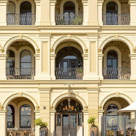 Largs Pier Hotel - Palm Beach Accommodation 1