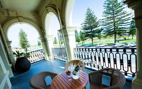 Largs Pier Hotel - Palm Beach Accommodation 2