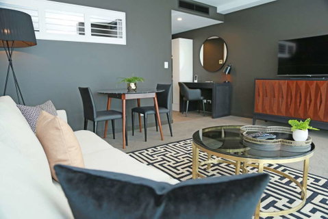 Alex Perry Hotel and Apartments - Palm Beach Accommodation 9