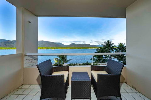 Hilton Cairns - Palm Beach Accommodation 3