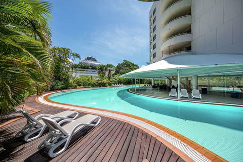 Hilton Cairns - Palm Beach Accommodation 8