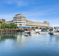 Shangri-La Hotel The Marina - Palm Beach Accommodation