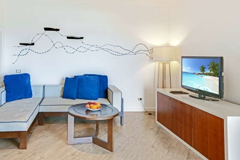 Shangri-La Hotel, The Marina - Palm Beach Accommodation 4