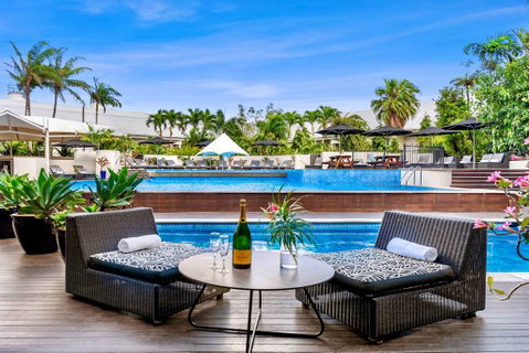 Shangri-La Hotel, The Marina - Palm Beach Accommodation 6