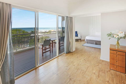 Shangri-La Hotel, The Marina - Palm Beach Accommodation 12
