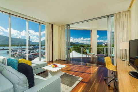 Shangri-La Hotel, The Marina - Palm Beach Accommodation 13