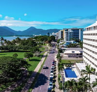 Holiday Inn Cairns Harbourside - Palm Beach Accommodation