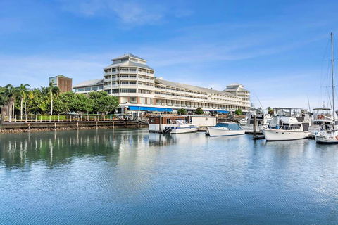 Shangri-La Hotel, The Marina - Palm Beach Accommodation 0
