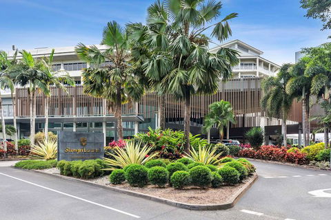 Shangri-La Hotel, The Marina - Palm Beach Accommodation 1