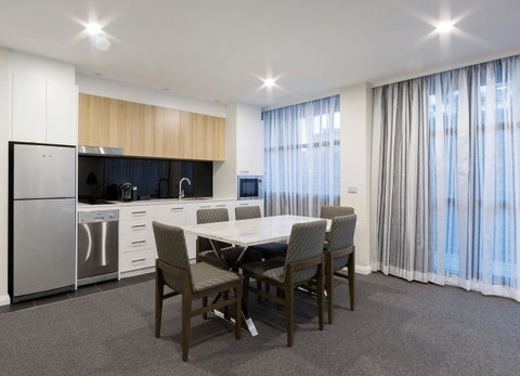 Avenue Hotel Canberra - Palm Beach Accommodation 9