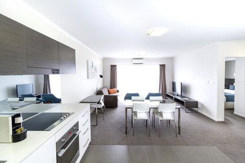 Abode Tuggeranong - Palm Beach Accommodation 2