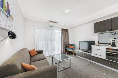 Abode Tuggeranong - Palm Beach Accommodation 5