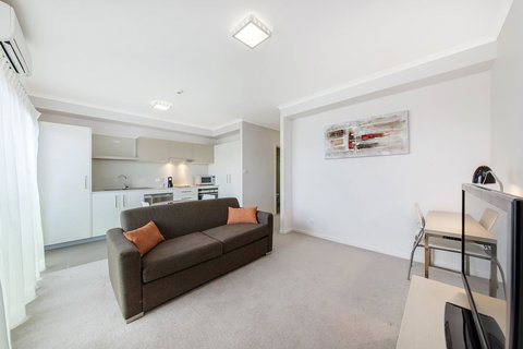 Abode Tuggeranong - Palm Beach Accommodation 4