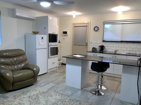 Inna Nutshell - Palm Beach Accommodation 6