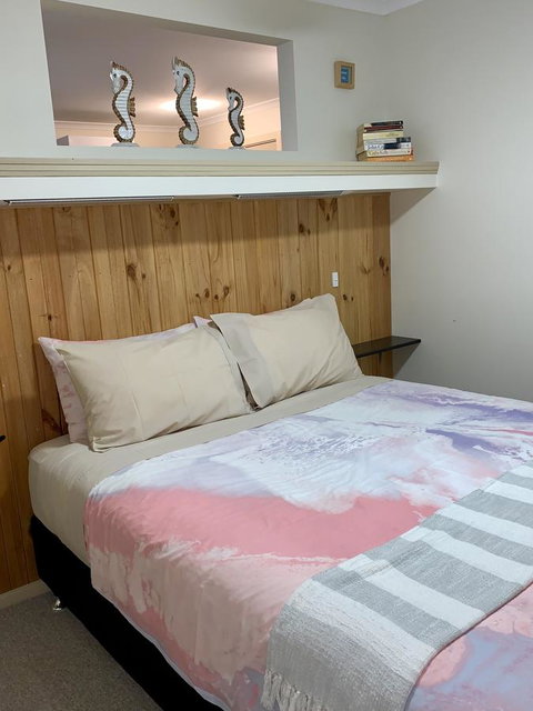 Inna Nutshell - Palm Beach Accommodation 7