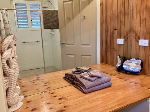 Inna Nutshell - Palm Beach Accommodation 11