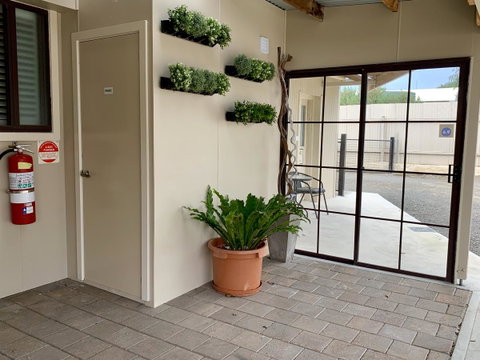 Inna Nutshell - Palm Beach Accommodation 9