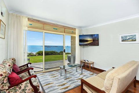 The Dolphins Beachfront Apartments - Palm Beach Accommodation 7