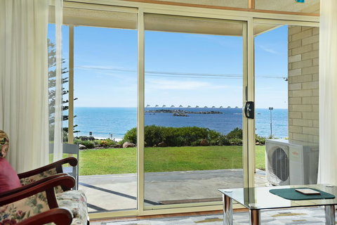 The Dolphins Beachfront Apartments - Palm Beach Accommodation 6