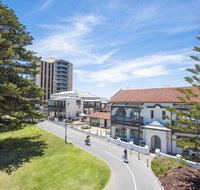 Seawall Apartments - Palm Beach Accommodation