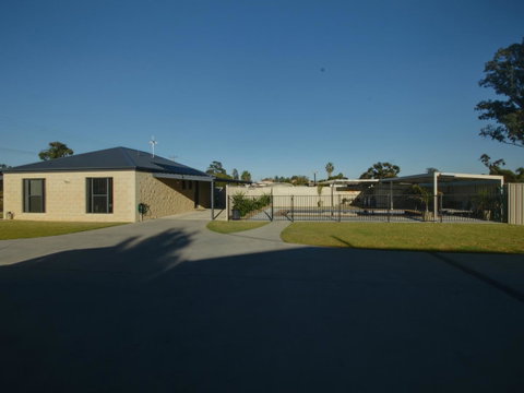 DBJ Holiday Units - Palm Beach Accommodation 1