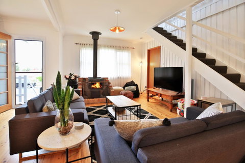 Hudson Bay @ Basin View-Pet Friendly-15 Mins To Hyams Beach - Palm Beach Accommodation 0