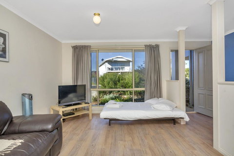 The Lighthouse - Port Willunga - C21 SouthCoast Holidays - Palm Beach Accommodation 9