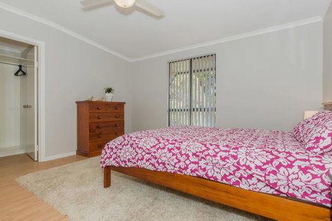 Desert Pea - Palm Beach Accommodation 9