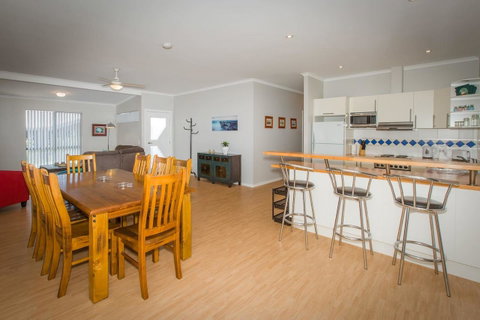 Desert Pea - Palm Beach Accommodation 5