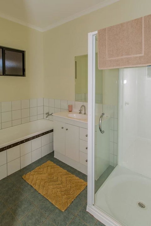 Desert Pea - Palm Beach Accommodation 13