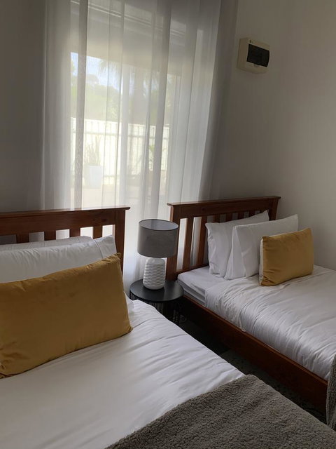 Sunshine Four - Palm Beach Accommodation 35