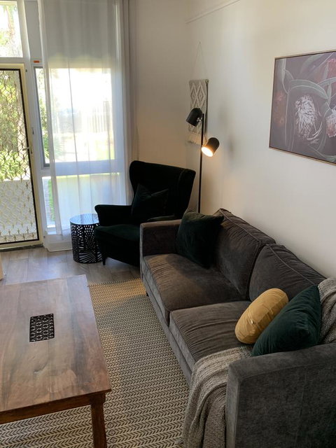 Sunshine Four - Palm Beach Accommodation 7