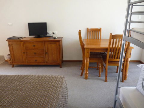 Coonawarra Motor Lodge - Palm Beach Accommodation 12