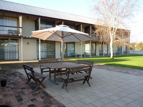 Coonawarra Motor Lodge - Palm Beach Accommodation 3