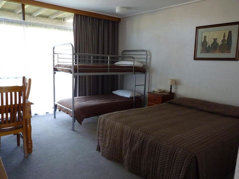 Coonawarra Motor Lodge - Palm Beach Accommodation 10