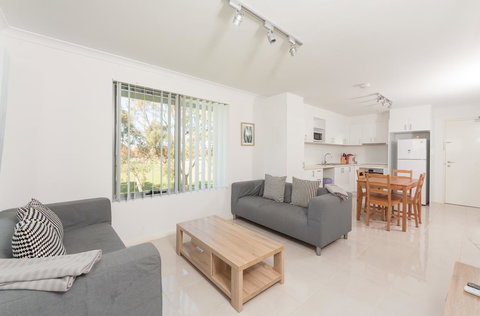 Yaran Suites - Palm Beach Accommodation 1