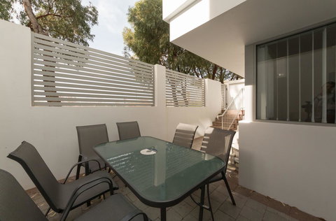 Yaran Suites - Palm Beach Accommodation 21