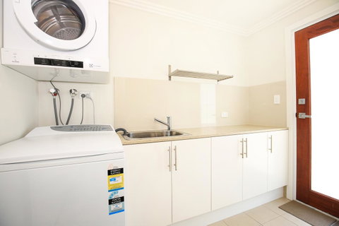 Calming Waters - Pet Friendly - Community Pool - Palm Beach Accommodation 24